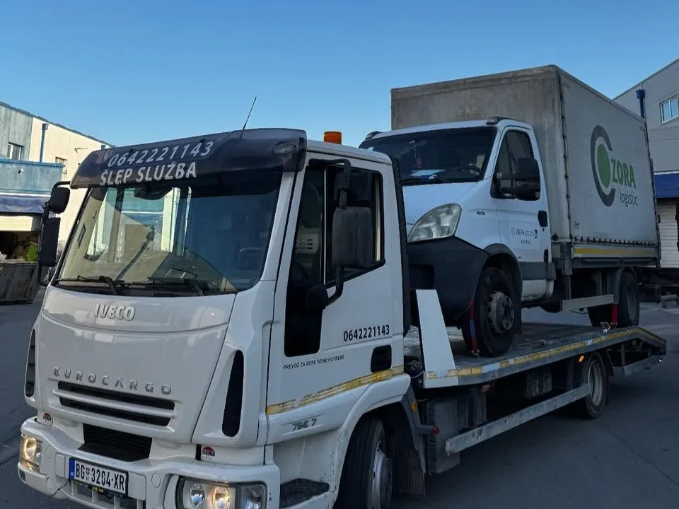 Kombi sa ceradom na platformi šlep vozila