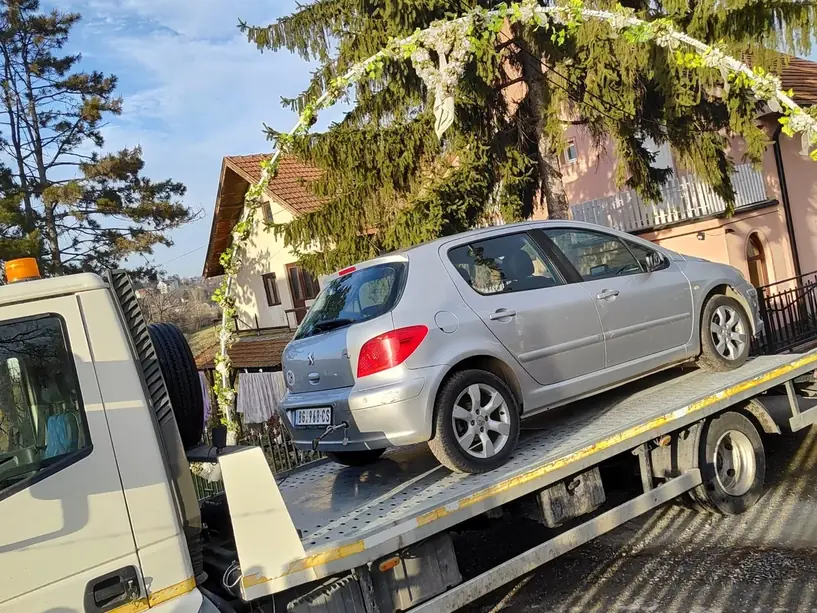 Putničko vozilo na platformi šlep vozila