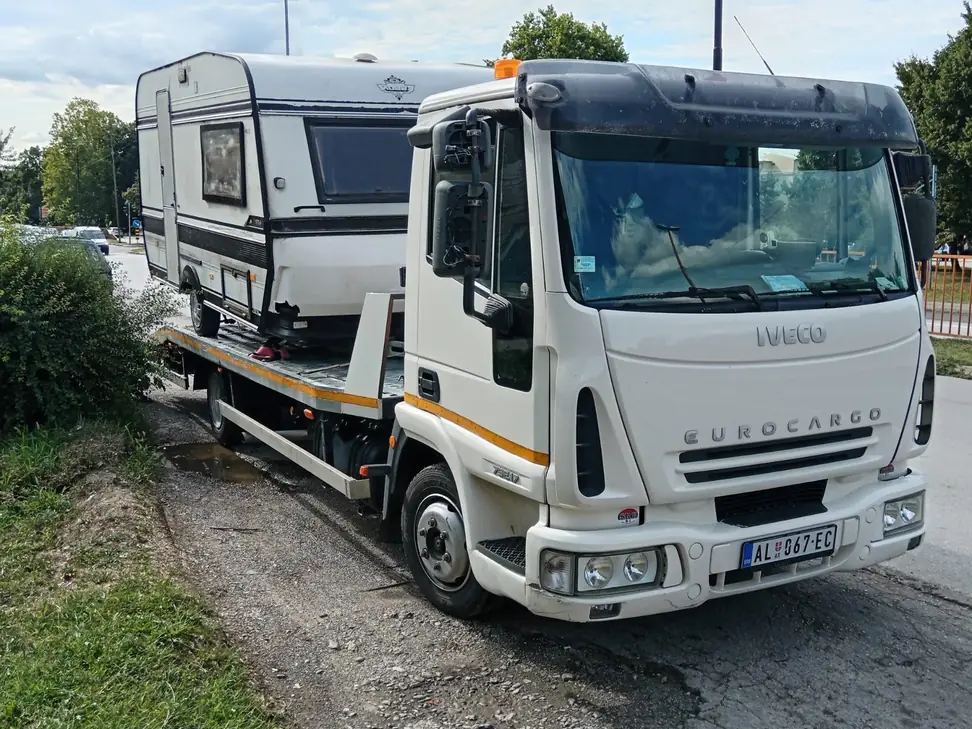 Kamper na platformi šlep vozila