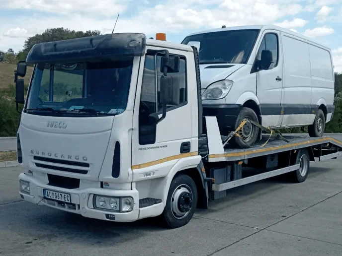 Kombi pripremljen za transport na platformi